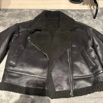 블랙 무스탕 코트