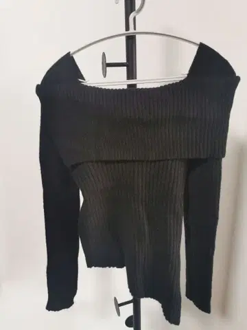 오프숄더 리브 니트 긴팔