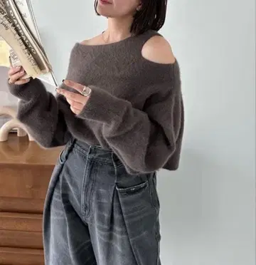 COCODEAL 라쿤 오프숄더 숏 니트