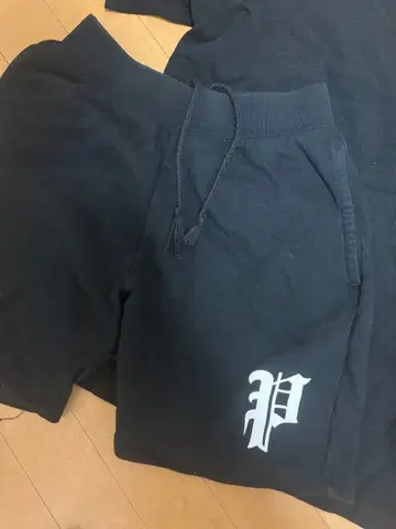 PANTHINK 로고 블랙 숏팬츠