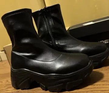 [미사용 새상품급] 로리즈팜 스트레치 스니커즈 부츠 통굽 블랙 L