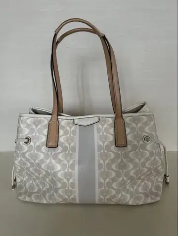 토트백 화이트 계열 로고 패턴