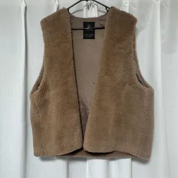 w closet 베이지 인조 모피 베스트