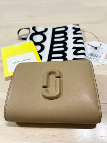 MARC JACOBS 3단 폴더형 지갑 스냅샷 베이지