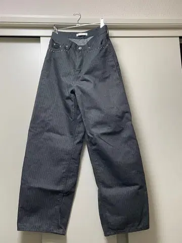 nyu nyu 스터드 장식 다크 그레이 와이드 데님