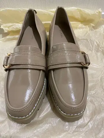 [ 미사용 ] RANDA 란다 우천 겸용 스퀘어토 로퍼 슈즈 베이지