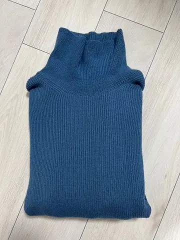 터틀넥 스웨터 다크 블루 (M 사이즈)