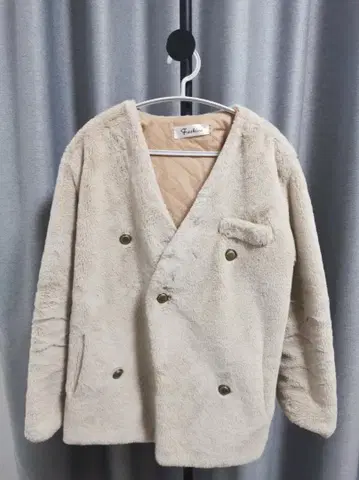 크림색 더블 브레스트 플리스 자켓