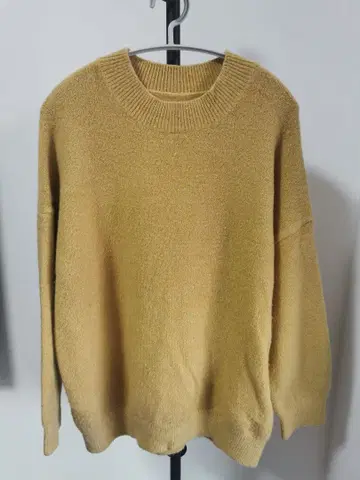 머스타드 긴팔 니트 스웨터
