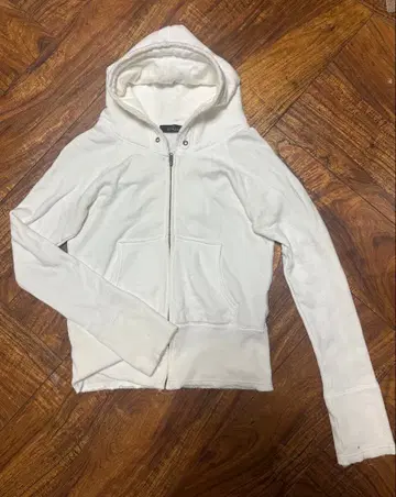 브라가 모양이 예쁜 후드티 BRAGA