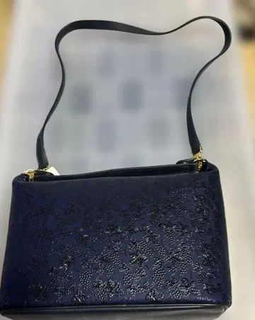 네이비 꽃무늬 엠보싱 숄더백