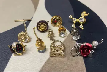 다양한 디자인의 넥타이핀 세트