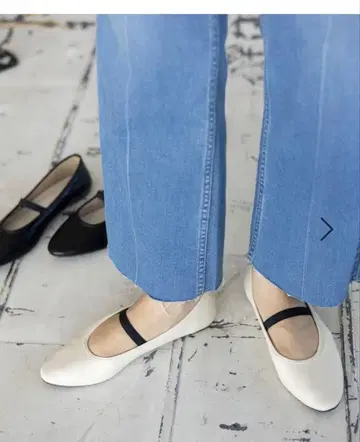 아이보리 스트랩 플랫슈즈