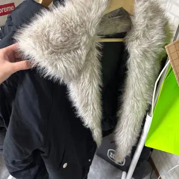 퍼 카라 부착 블랙 다운 자켓