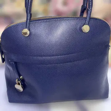미사용품 FURLA 네이비 가죽 핸드백 지퍼 포함