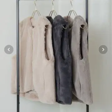 [택 포함 새상품] 시프 퍼 소재 슬리브리스 베스트