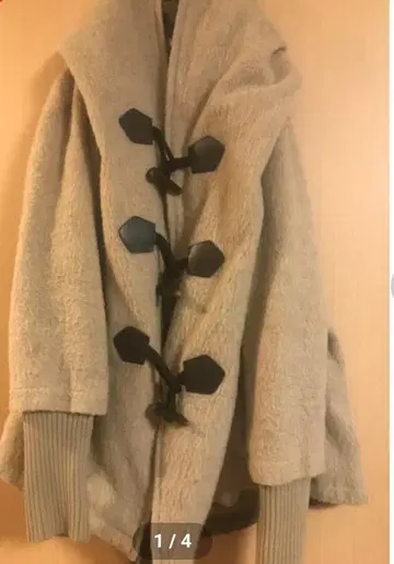 후드 부착 베이지 더플 코트