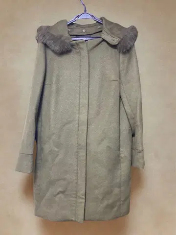 퍼가 달린 올리브 그린 롱 코트