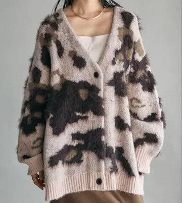 미사용 새상품 LEPSIM 5게이지 패턴 샤기 V넥 가디건 라이트 베이지