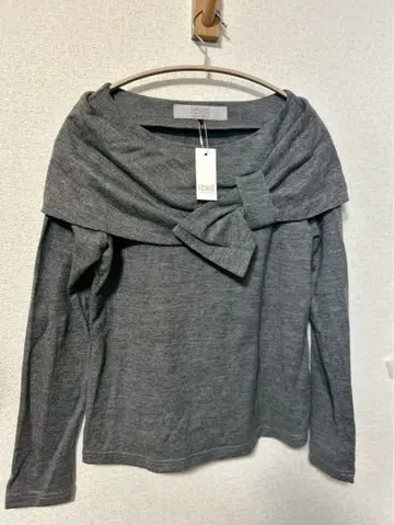 이치에 그레이 오프숄더 리본 포함 니트