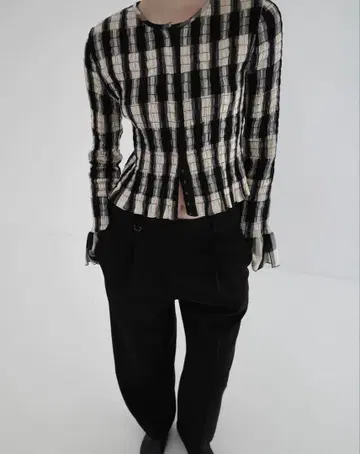 미사용 새상품 CLANE SHIRRING DESIGN BLOUSE