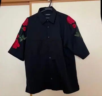 블랙 장미 자수 반팔 셔츠