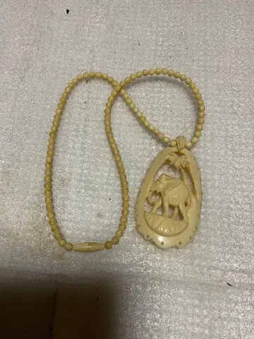 코끼리를 본뜬 펜던트. [ 어딘가 나라의 기념품 ] .