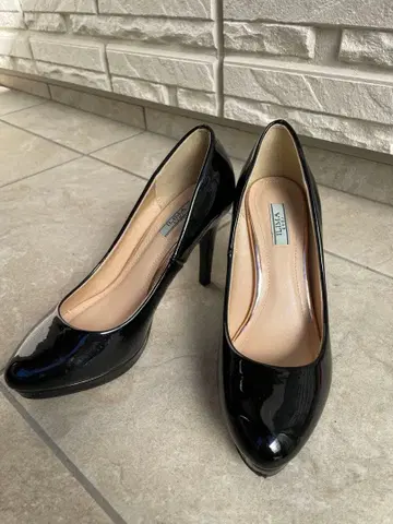 블랙 에나멜 스틸레토 하이힐