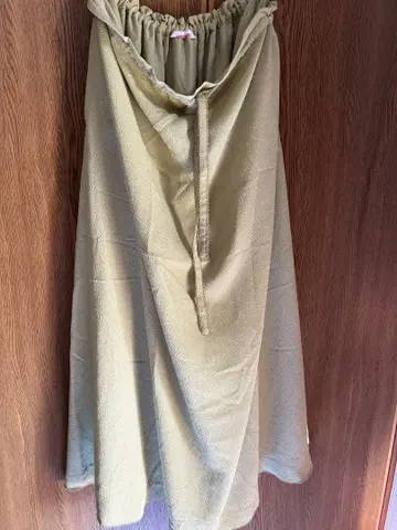 원더풀 월드의 크레이프 원단 하카 스커트입니다.