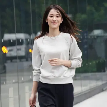 비리나 VIRINA 샤이니 맨투맨 화이트