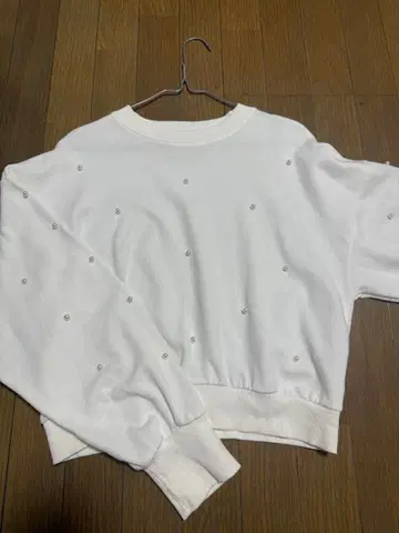 화이트 펄 장식 맨투맨 트레이닝복