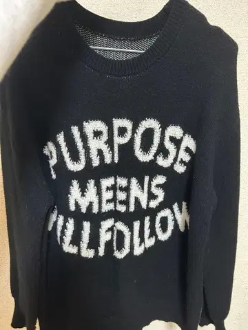 블랙 크루넥 스웨터