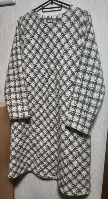 화이트와 그레이 체크 무늬 긴팔 원피스