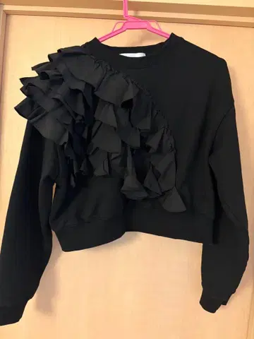 [ 새상품급 ] LILY BROWN 볼륨 프릴 맨투맨 블랙