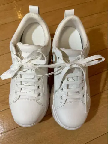 스즈키 아미 씨 화이트 플랫폼 스니커즈 통굽 스니커즈