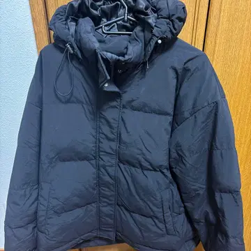 LOWRYSFARM 블랙 후드 부착 다운 자켓