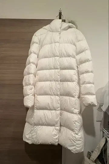화이트 경량 다운 롱 자켓 유니클로 울트라 라이트 다운