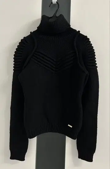 디스퀘어드 블랙 메탈 로고 플레이트 터틀넥 니트