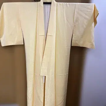 연한 크림색 이로무지 기모노
