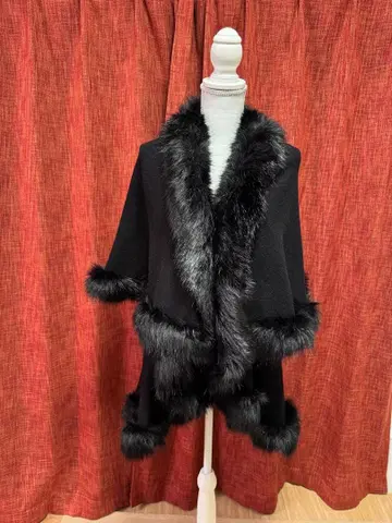 퍼 달린 블랙 케이프 코트(aquamarine)