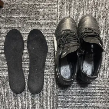 KING 블랙 축구화