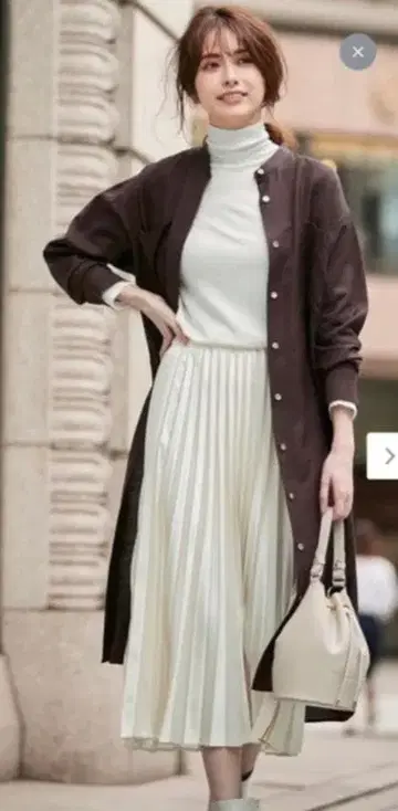 23구 아이보리 플리츠 스커트