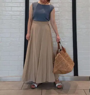 어반리서치 로쏘 새틴 플레어 롱 스커트 새틴 스커트 M 사이즈