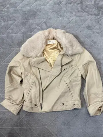 퍼 달린 가죽 자켓