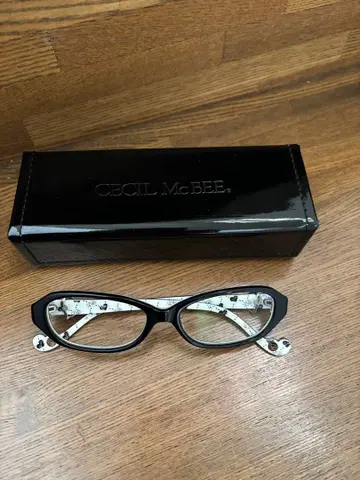 세실 맥비 귀여운 하트 장식 안경 프레임 & 케이스