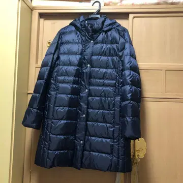 네이비 후드 부착 다운 자켓