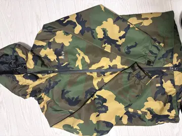 HUF 카모플라쥬 후드 부착 자켓