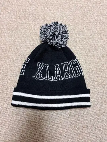 XLARGE 폼폼 포함 니트 모자 ONE SIZE