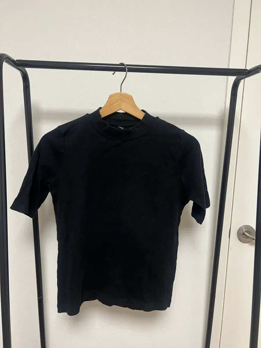 Black basic t-shirt 700
