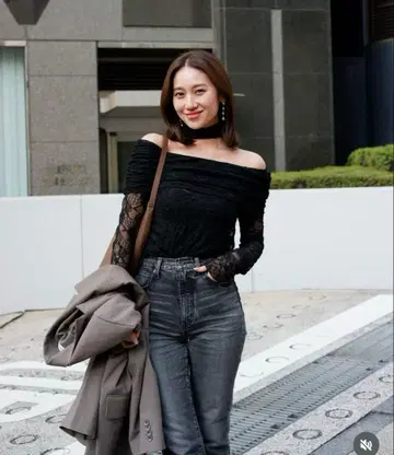 SLY 레이스 오프숄더 상의